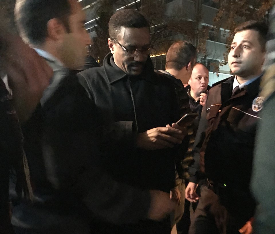 Polis ekiplerine Etiyopya Buyukelçiliğinde gorevli olduğunu soyleyen T.H, ifadesine başvurulmak uzere karakola goturuldu.
